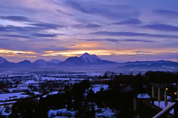 Vista de Zalzburgo y los Alpes desde Kapuzinerberg al atardecer, Austria — Foto de Stock