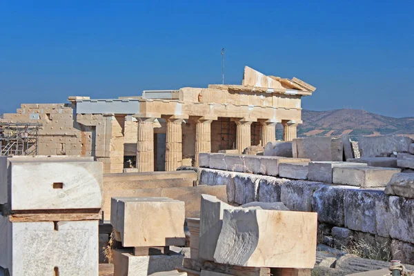 Propylaea é a porta de entrada monumental ao acropolis, o Propylaea foi construído sob a direção geral do líder athenian Pericles, Atenas, Greece — Fotografia de Stock