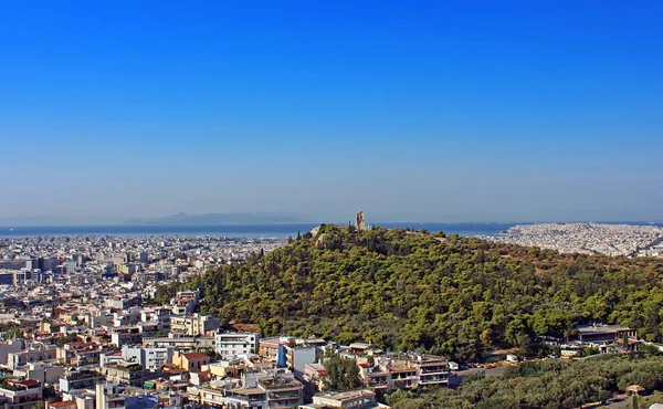 Philopappus colina e monumento em Atenas, Grécia — Fotografia de Stock