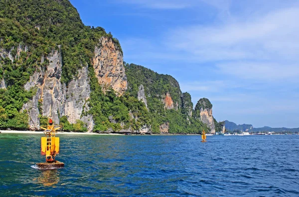 Flota amarilla cerca de las islas Khao Phing Kan en Tailandia conocida como Isla James Bond — Foto de Stock