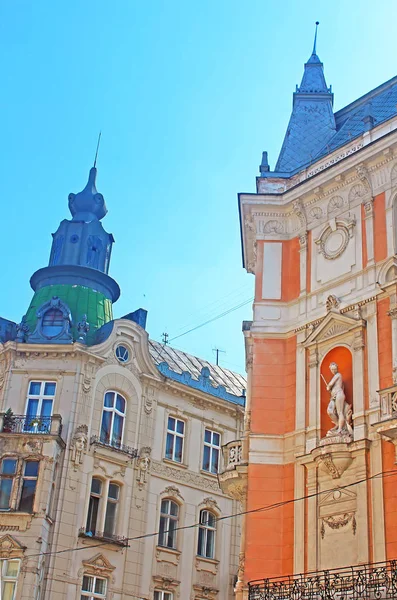 The george - ein hotel in lviv (rechts), ein eindrucksvolles beispiel der architektur der modischen hotels des xix - frühen xx jahrhunderts im stil des späten historizismus (bosar). Architekturdenkmal von lokaler Bedeutung — Stockfoto