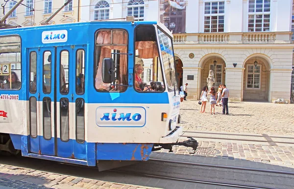 Velho eléctrico está no centro histórico de Lviv na Praça do Mercado, Ucrânia — Fotografia de Stock
