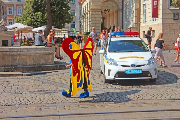 Man in het kostuum van de vlinder in het historische centrum, Lviv, Oekraïne — Stockfoto