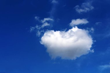 mavi gökyüzüne karşı bulut