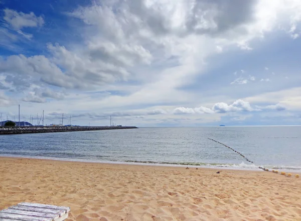 Tropische zee onder de blauwe hemel in Pattaya, Thailand — Stockfoto