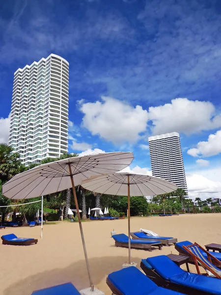 Beach lounge chairs and umbrellas, Pattaya — Stock Photo, Image