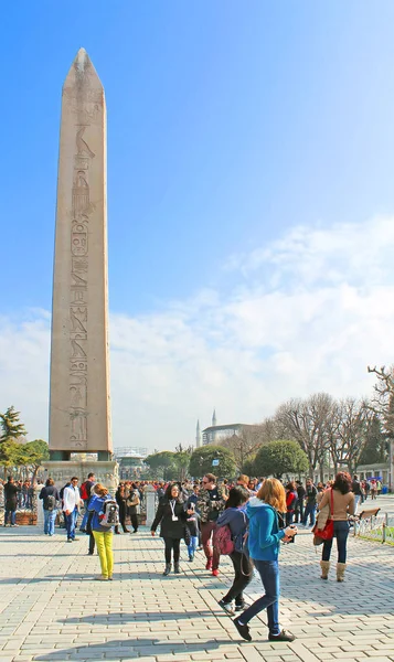 在伊斯坦布尔，土耳其赛马场附近的方尖碑游客 — 图库照片