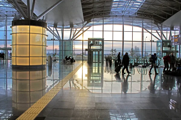 Siluetas de personas no identificadas en el Aeropuerto Internacional Boryspil en Kiev, Ucrania por la mañana. Terminal F que maneja vuelos regulares con una capacidad inicial de 900 pasajeros / hora —  Fotos de Stock