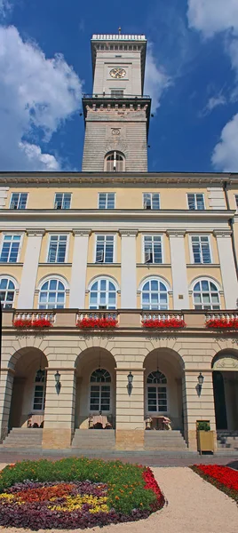 Ayuntamiento de Lviv en la plaza Rynok, Ucrania. El edificio del Ayuntamiento fue construido en 1827-1835 por el proyecto de los arquitectos Y. Markle, F. Thresher (o Treter), A. Vondrashek . — Foto de Stock