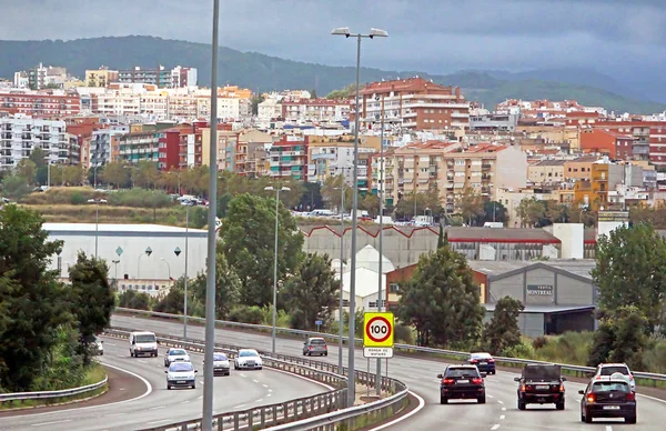 Cityscape com tráfego urbano em Barcelona, Espanha — Fotografia de Stock