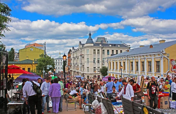 Andriyivskyy Uzvoz afdaling of Spusk met leveranciers, verkoop van souvenirs en lopen mensen — Stockfoto