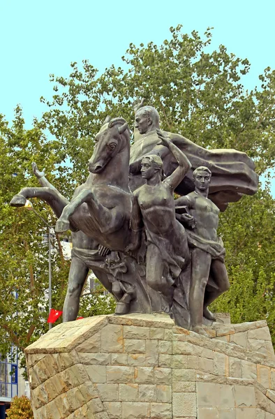 O Monumento Ataturk em Antalya, Turquia é retratado em 1 de fevereiro de 2016. O monumento foi erguido em 1928 em memória da libertação de Antalyas dos invasores estrangeiros — Fotografia de Stock