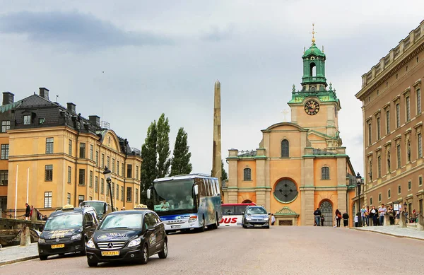 Невідомі зустрічають біля Storkyrkan - собор Святого Миколая, Стокгольм, Швеція — стокове фото