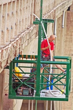 Adam üzerinde çalışıyor Durdevica kemerli Tara köprüsü üzerinde yeşil Tara Kanyon. Bir dünya en derin kanyonlar ve Unesco Dünya Mirası, Karadağ.