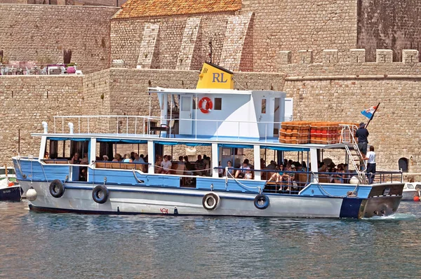 Barco turístico em Dubrovnik, Croácia — Fotografia de Stock