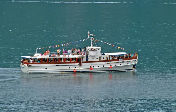 Karadağ'ın turistik tekne — Stok fotoğraf