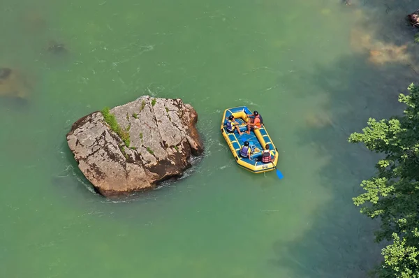 Rafting no Tara Mountain River. Grupo de turistas na balsa inflável Montenegro — Fotografia de Stock