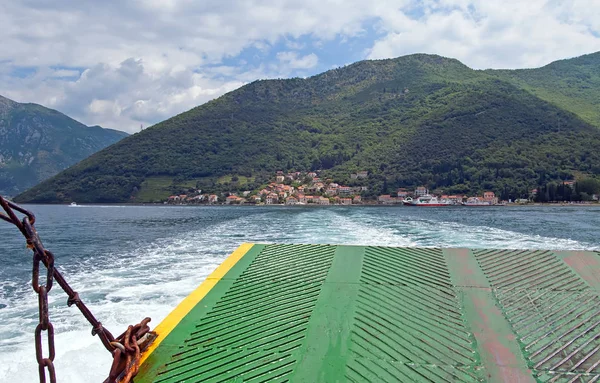 Kamenari è un insediamento in Montenegro, situato nello stretto di Verige in Montenegro (vista dal traghetto ) — Foto Stock