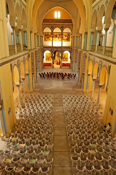 Interior da Catedral de Saint Louis (Cartago), Tunísia. Desde 1993, a catedral é conhecida como o "Acropolium" e não é mais usada para o culto, mas hospeda eventos ou concertos de música tunisiana e música clássica. — Fotografia de Stock