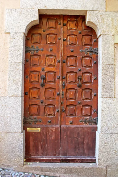 Ősi ajtó a régi kastély Tossa de Mar, Spanyolország — Stock Fotó