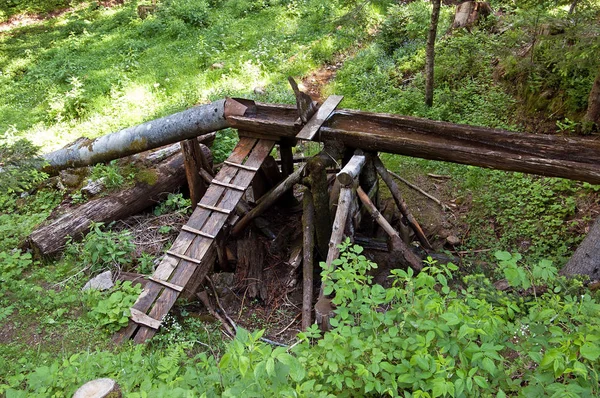 Potrubí a dřevěná koryta v lese, Černá Hora — Stock fotografie