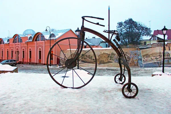 In 2009, during the Day of Blacksmiths, a forged bicycle was installed on the Turkish Square in Chernivtsi, Ukraine — Stock Photo, Image