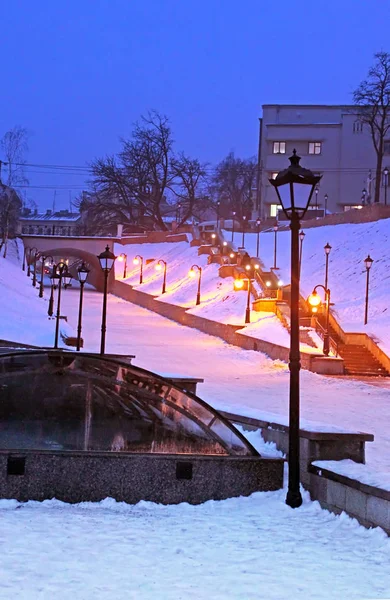 Turkiska torget nattetid på vintern i Tjernivtsi, Ukraina — Stockfoto