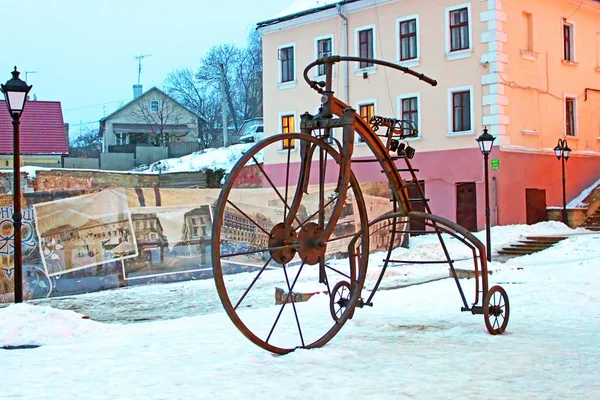 I 2009 installerades under dagen av smeder, smidda cykel på turkiska torget i Tjernivtsi, Ukraina — Stockfoto