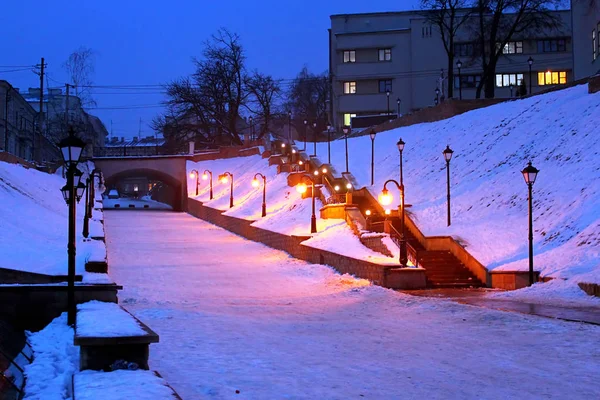 Турецкая площадь ночью зимой в Черновцах, Украина — стоковое фото