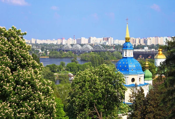 Vista do mosteiro de Vidubichi e da cidade em maio, Kiev, Ucrânia — Fotografia de Stock