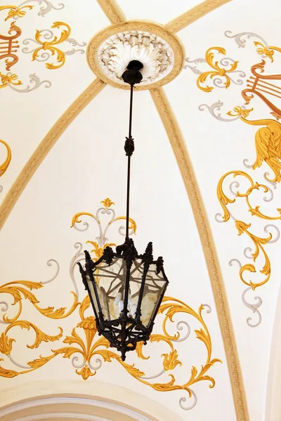 Лампа как внешний декор Одесского национального академического театра оперы и балета, Одесса, Украина — стоковое фото