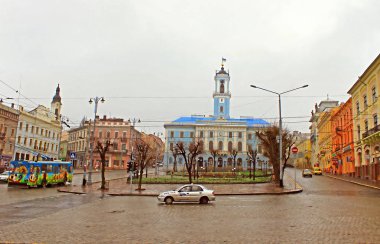 Merkezi kare. Şehir Belediyesi. Eski şehir Chernivtsi mimarisi. Ukrayna