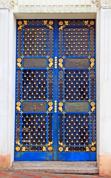 Голубая винтажная дверь в Черновцах, Украина — стоковое фото