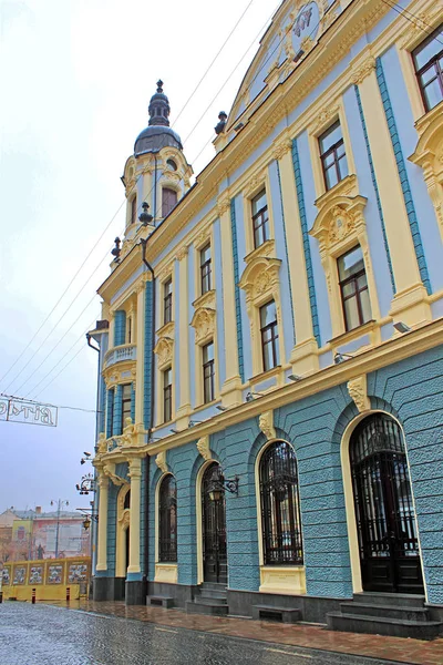 Plaza central. Municipio de la ciudad. Arquitectura en el casco antiguo de Chernivtsi. Ucrania Occidental — Foto de Stock