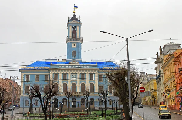 Κεντρική πλατεία. Δήμος της πόλης. Αρχιτεκτονική στην παλιά πόλη Chernivtsi. Δυτική Ουκρανία — Φωτογραφία Αρχείου