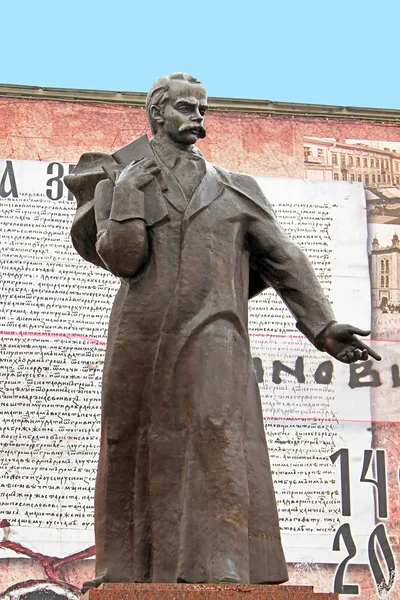 Monumento di Taras Shevchenko sulla piazza centrale nel centro storico di Chernivtsi. Ucraina occidentale — Foto Stock