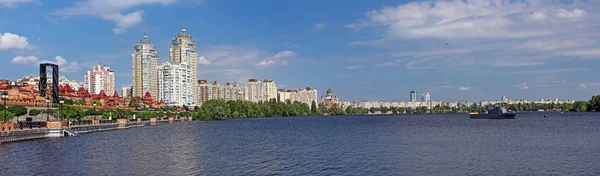 春には、ウクライナ ・ キエフの Obolon 堤防 — ストック写真