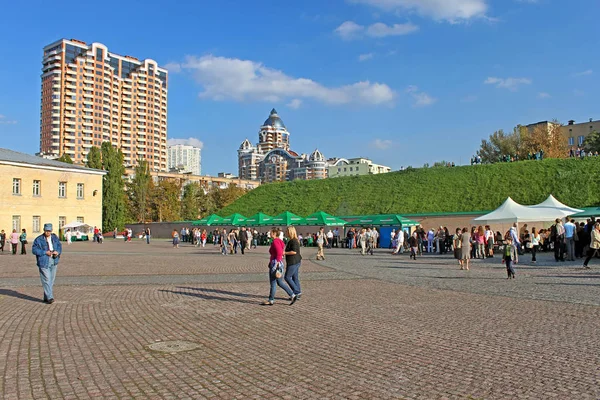 Unidentified people in Kyiv Pechersk Fortress, also known as oblique caponier - an ancient historic place. Also known as territory of a military hospital. — Stock Photo, Image