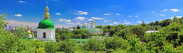 На території знаменитий монастир Печерська лавра в Києві — стокове фото