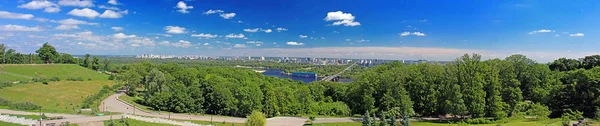 Vista da margem esquerda do Dnieper em Kiev, Ucrânia — Fotografia de Stock