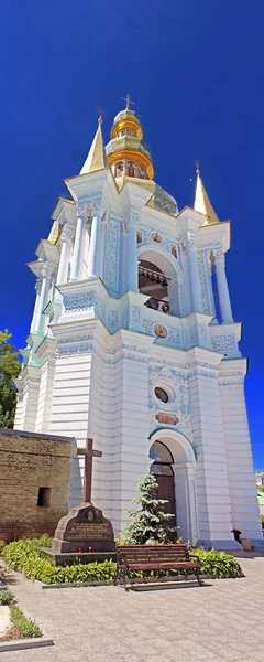 Campanario Cuevas lejanas de la Santa Asunción Catedral de Pechrsk Lavra en Kiev, Ucrania. Monasterio ortodoxo más antiguo de Ucrania, que data de 1051 — Foto de Stock