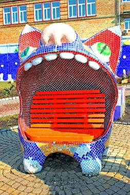 Pejzazhna sokak, heykeltıraş Constantin Skretutsky tarafından açılan ağzı ile komik kedi heykel tezgah