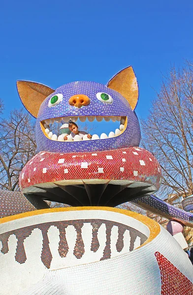 El parque infantil Alicia en el País de las Maravillas en el pintoresco callejón del escultor Konstantin Skretutskiy —  Fotos de Stock