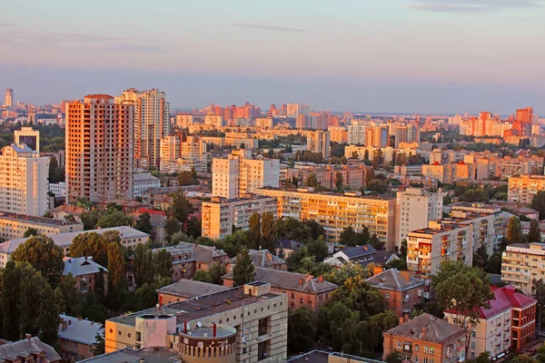 Zona dormitorio de la ciudad de Kiev en la hermosa puesta del sol, Ucrania —  Fotos de Stock