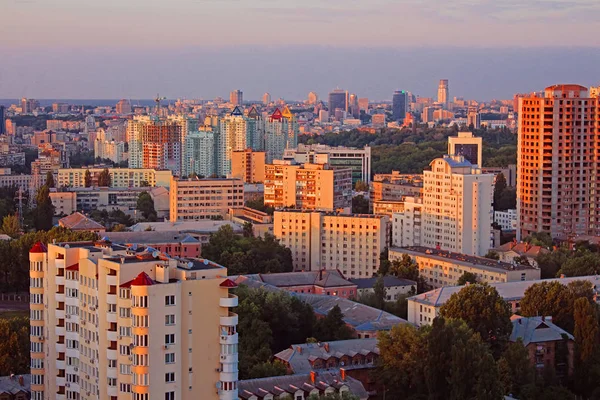 Slaapzaal gebied van Kiev stad op de prachtige zonsondergang, Oekraïne — Stockfoto