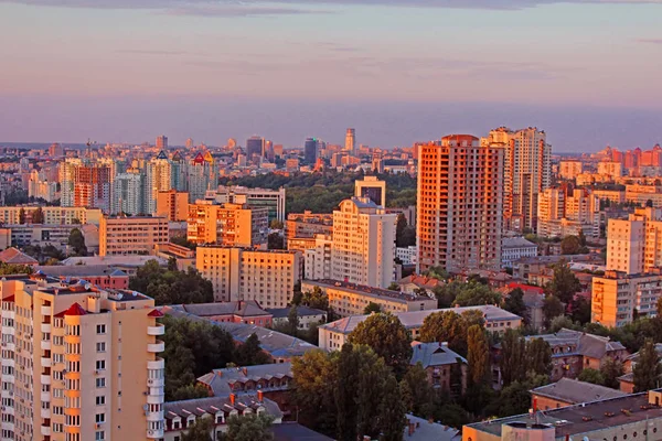 美しい夕日、ウクライナのキエフ市内の寮の敷地内 — ストック写真
