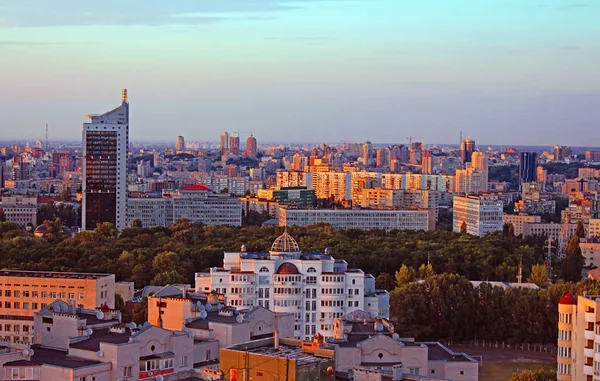 Dormitório área da cidade de Kiev no belo pôr do sol, Ucrânia — Fotografia de Stock