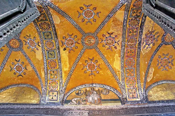 Inside the Hagia Sophia mosque in Sultanahmet, Istanbul, Turkey — Stock Photo, Image