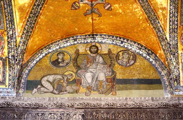 Mosaico antigo em Hagia Sophia. Santa Sofia é o maior monumento da cultura bizantina. Foi construído no século VI. . — Fotografia de Stock