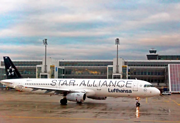 Lufthansa Airbus A319-100 země na letišti Flughafen Mnichov (Muc), druhé nejrušnější letiště v Německu, je centrem pro Germain letecká společnost Lufthansa (Lh) — Stock fotografie